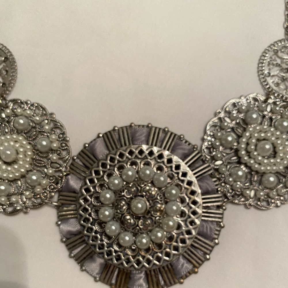 Silver and pearl circle necklace - Picture 3 of 4